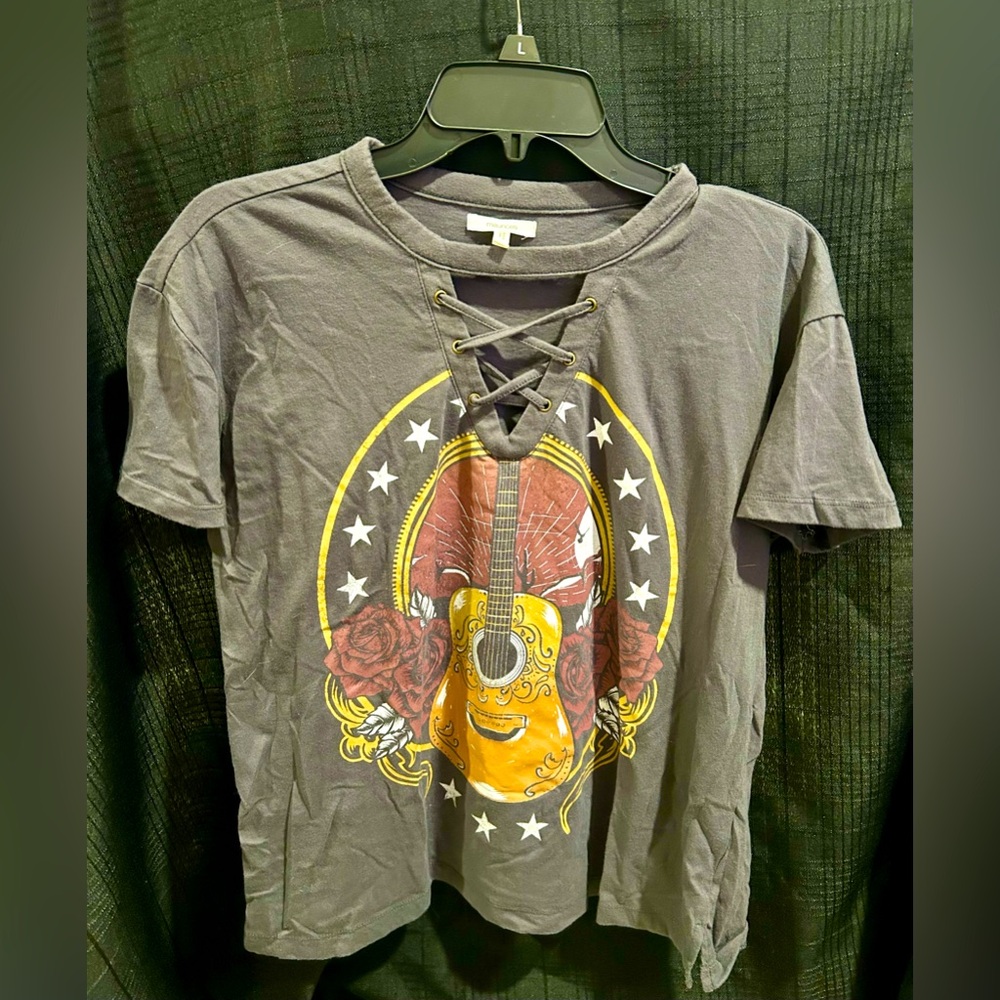 Maurices Gray Acoustic guitar Tshirt. Size M. No stains, rips or snags.